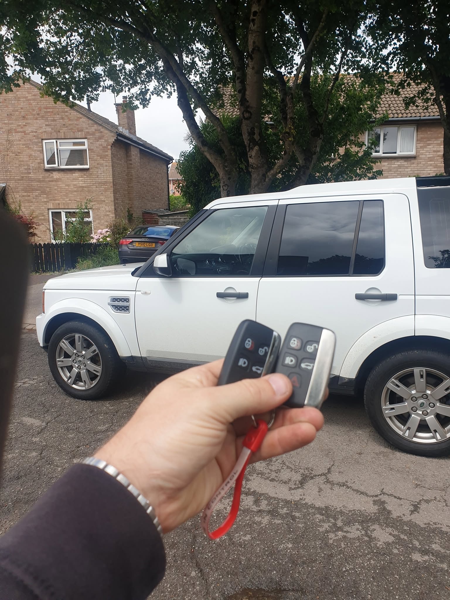 Two replacement remote keys for a white Land Rover Discovery